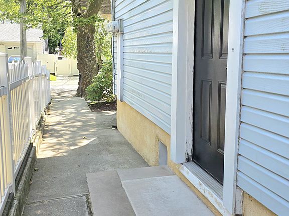 4th image of 16 Allison Pl #1