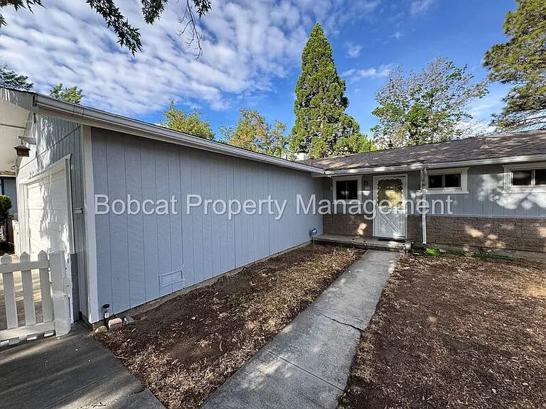 1316 Stanford Dr — Photo 2
