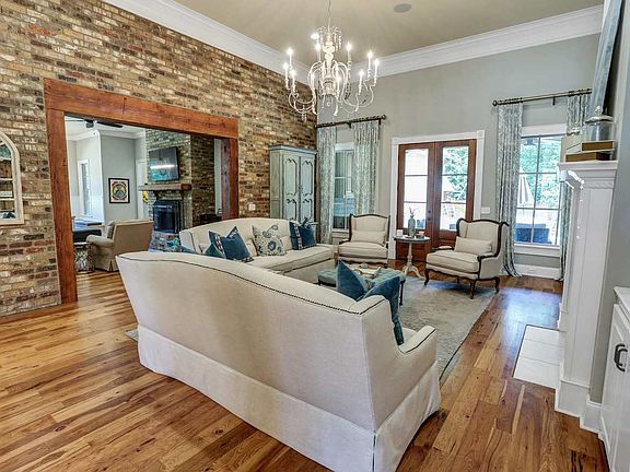5th image of 108 Venetian Ct