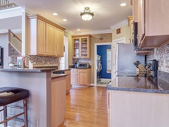 3rd image of 1039 Barberry Ln