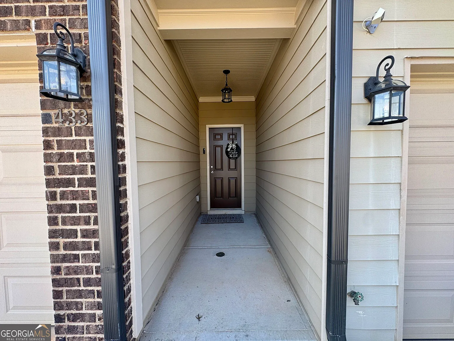 3 bed, 2.5 bath, 1732 sqft, $2,395 — Photo 2