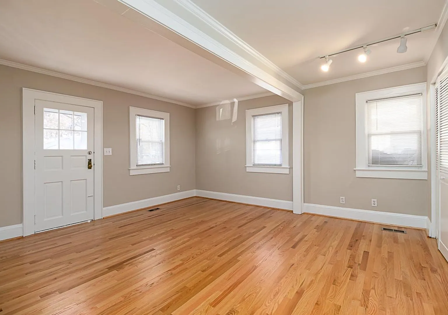 Quaint 2 bedroom first-floor rental just blocks from the Oceanfront! — Photo 4
