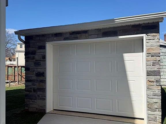 3rd image of 27 Lava St