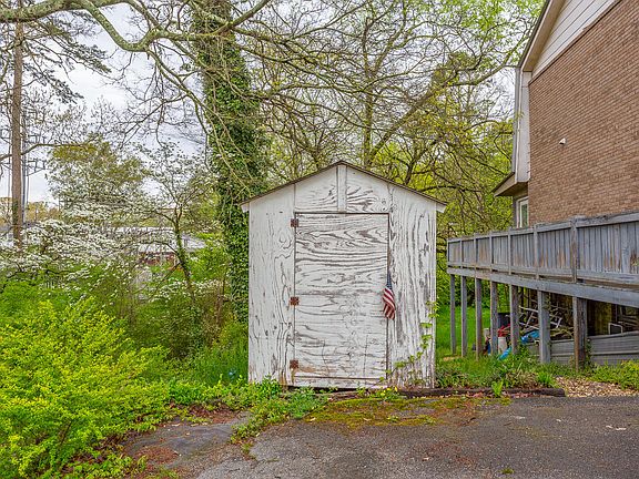 3rd image of 819 Asterwood Dr