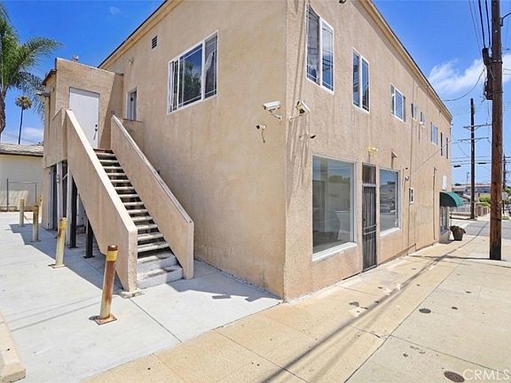 2nd image of 537 S Cabrillo Ave