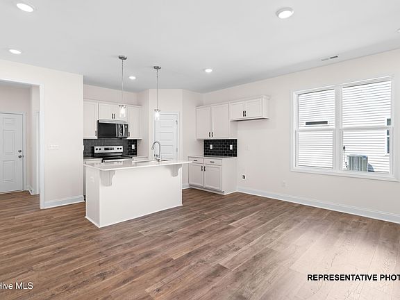 4th image of 121 Longfield Court