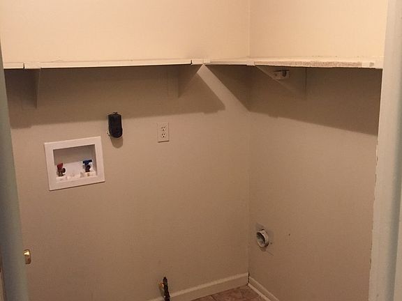 5th image of 3022 Roberta Dr