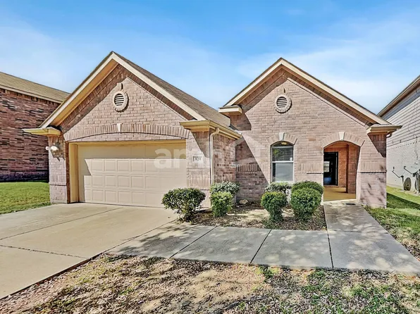 820 Bee Creek Ln, Fort Worth, TX 76120