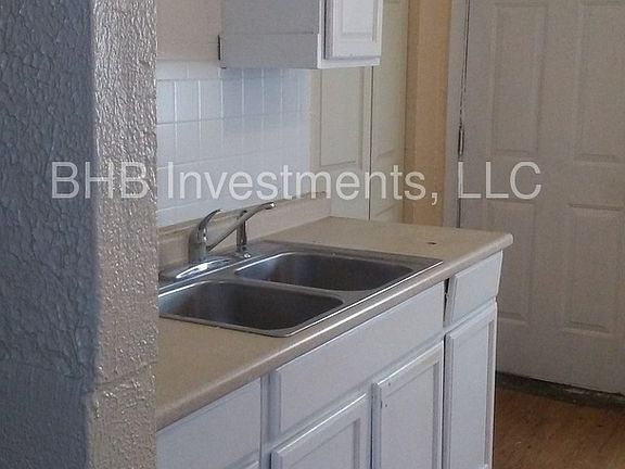 3rd image of 1005 N Pershing Ave APT 1