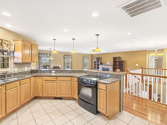 5th image of 340 West Rockford Drive