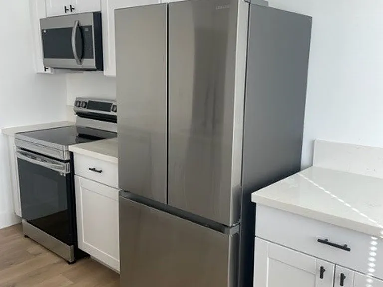 632-638 Iris Dr — Photo 5