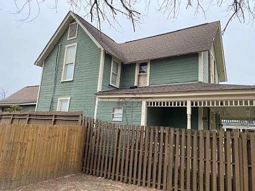 2nd image of 401 S Main St