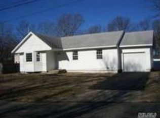 21 Ardmour Dr, Mastic, NY 11950