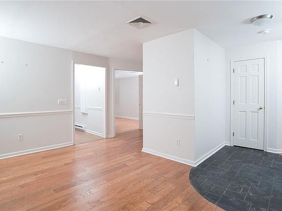 4th image of 122 Pine Glen Dr #122