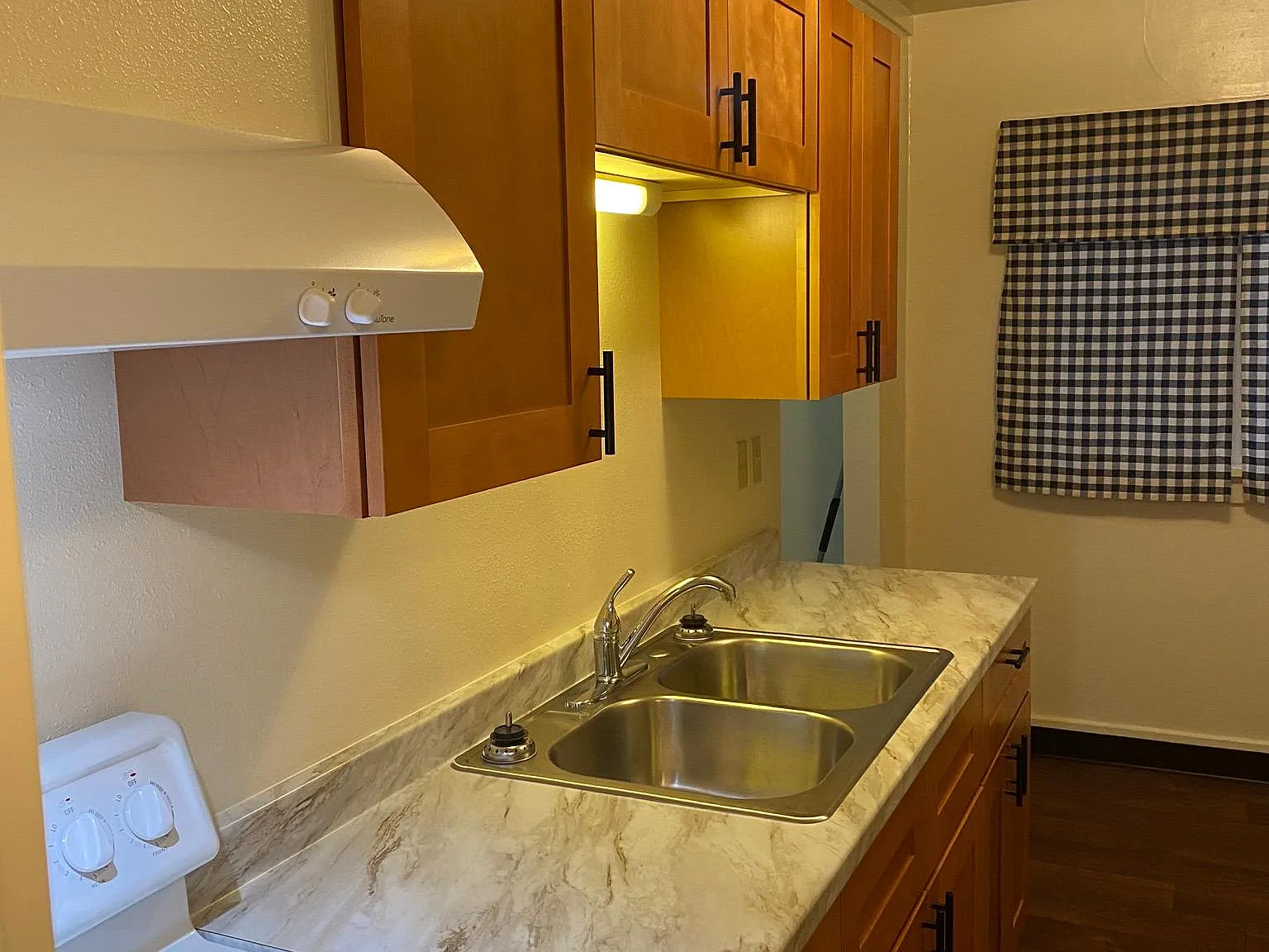 1 bed, 450 sqft, $1,050 — Photo 1