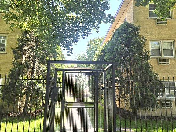 2nd image of 1819 W Touhy Ave APT 6