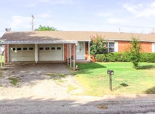 605 E Clay St, Bowie, TX 76230