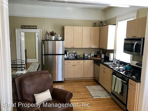 5th image of 304 W Hawthorn St APT 2