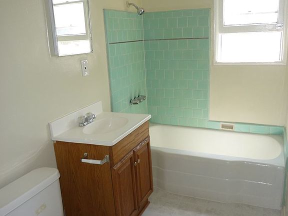 5th image of 938 S Oak St APT 3