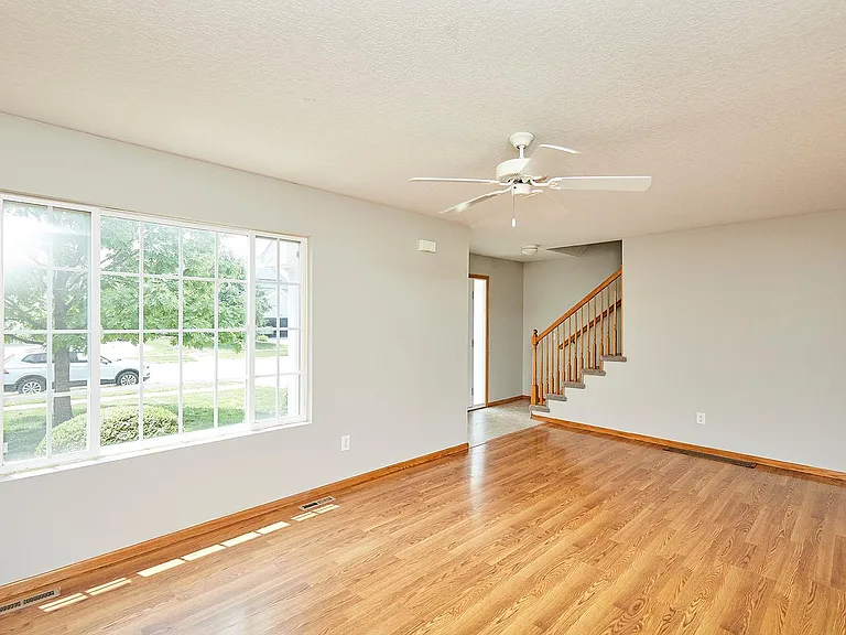 615 SE Prairie Park Ln — Photo 2
