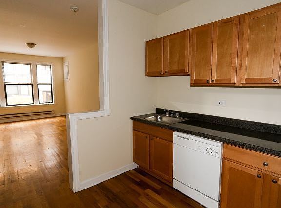 4th image of 721.5 W Barry Ave Unit 1B