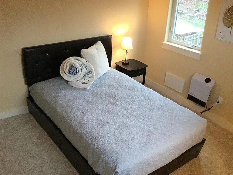 Laurel Room, full bed