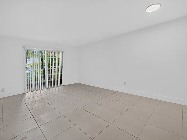 416 Santander Aveapt F — Photo 2