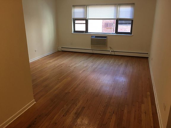 2nd image of 6002 N Kenmore Ave APT G1