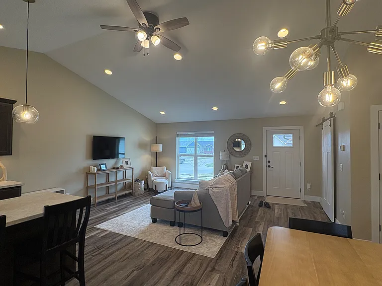 5701 Hertz Dr — Photo 3