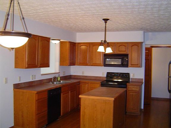 3rd image of 582 Hunnicut Dr