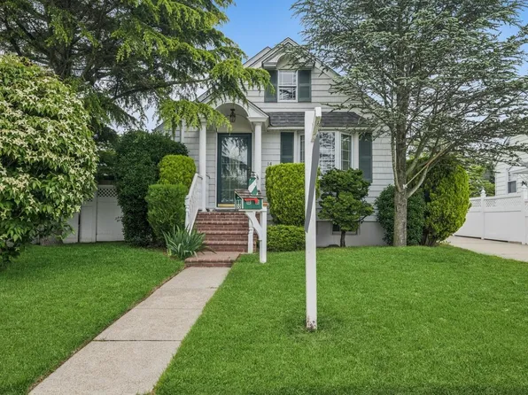 14 Harwich Road, East Rockaway, NY 11518