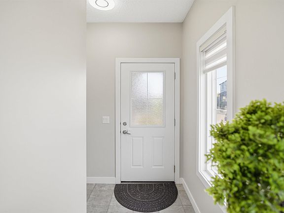 3rd image of 1234 Daniels Cres SW