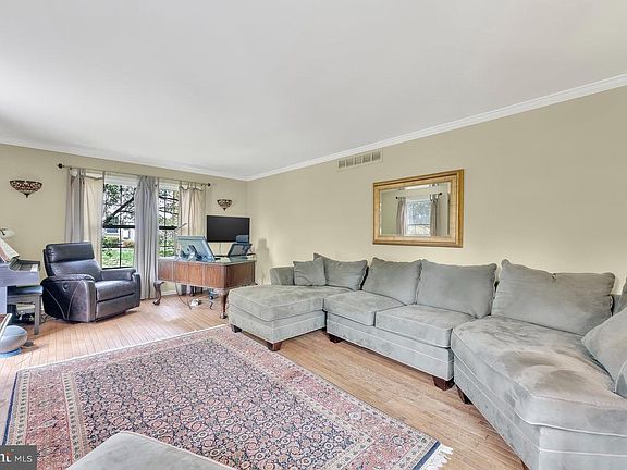 5th image of 5 Gambrel Cir
