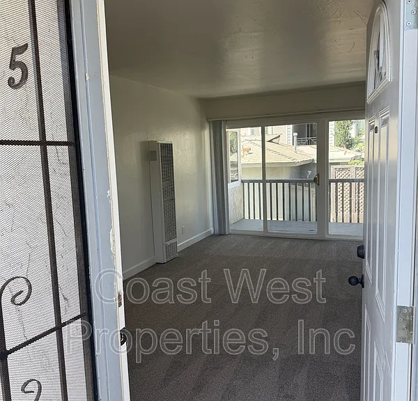 381 Oak Ave #5 — Photo 1