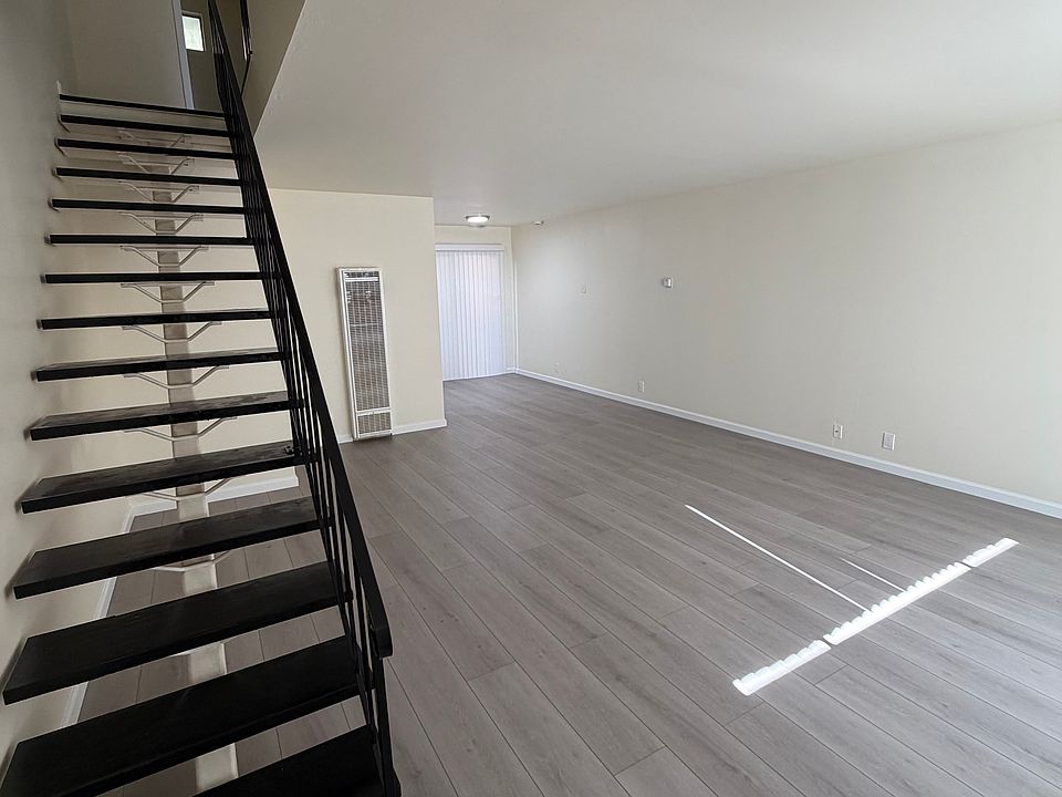 Immediate view when entering home: Living room
