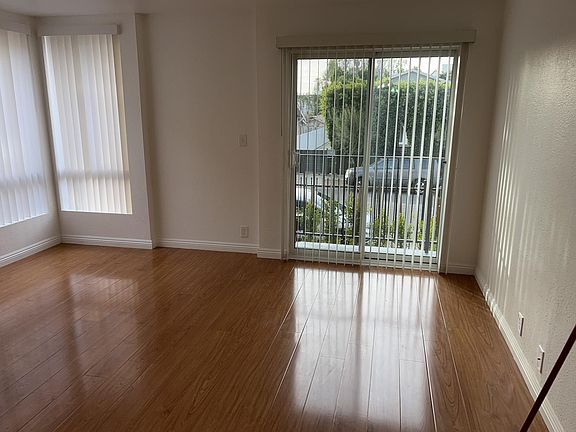 5th image of 1212 N Beachwood Dr