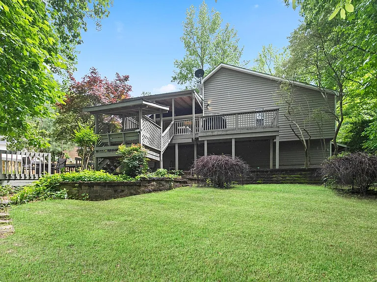 303 Paxton Cir — Photo 16