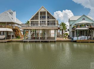 315 Commander Dr, Tiki Island, TX 77554