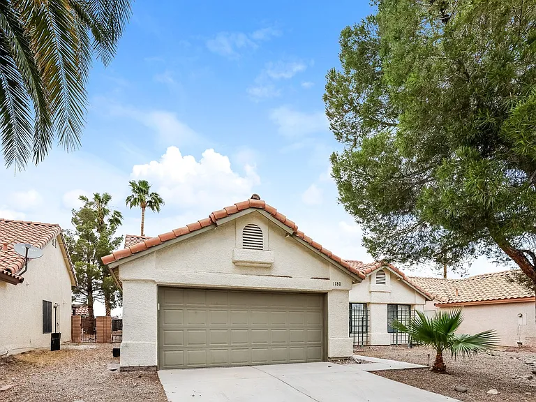 1780 Yellowwood Dr — Photo 2