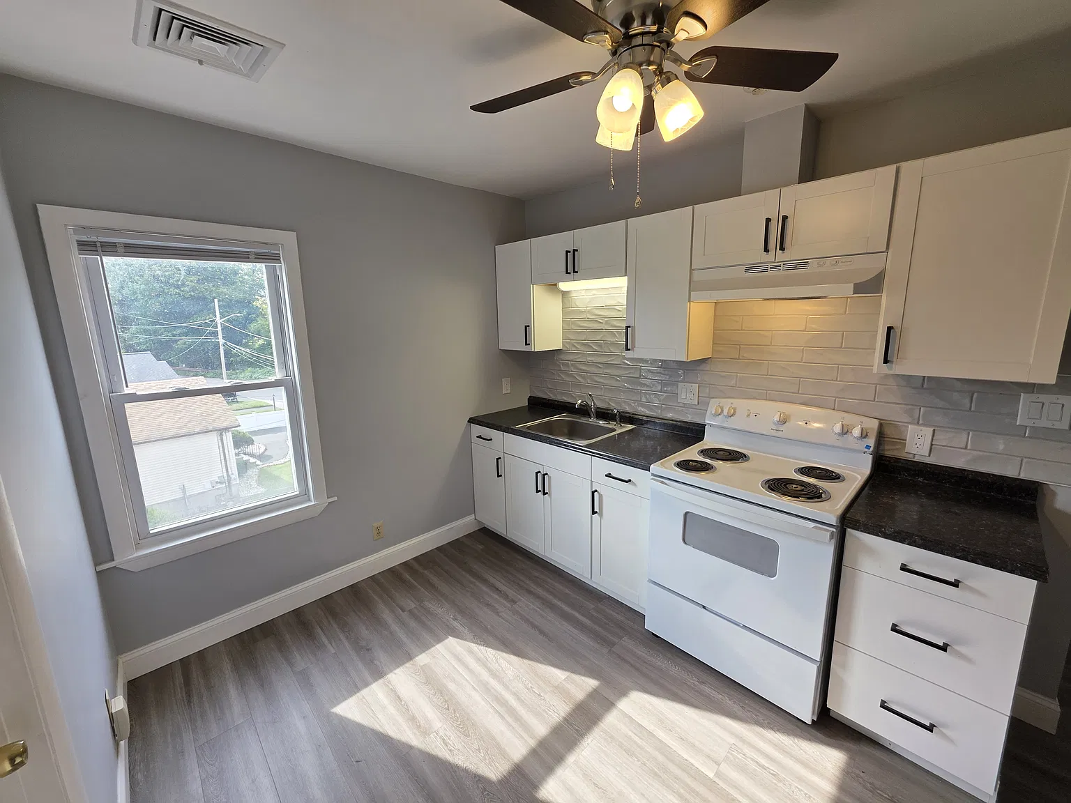 11 River St 3rdflr 2b/1b Renovated! Newfloors! Newpaint! Nopets Prkg — Photo 2