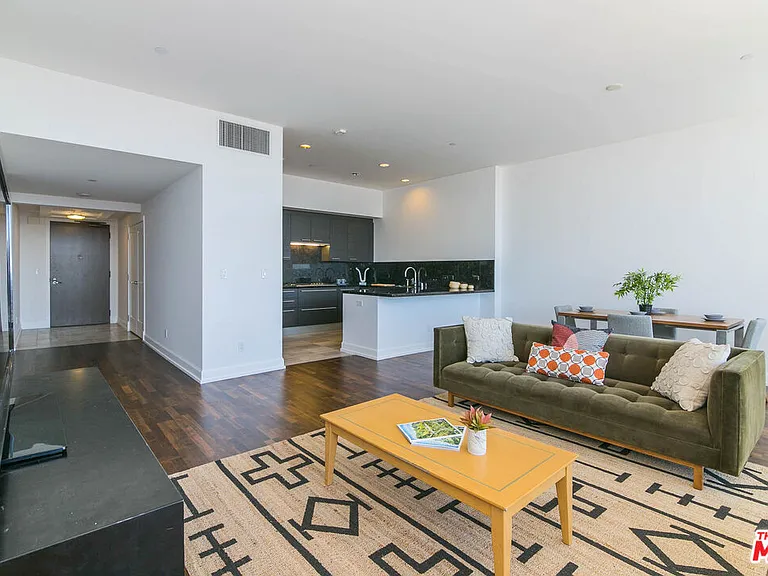 900 W Olympic Blvd #28C — Photo 2