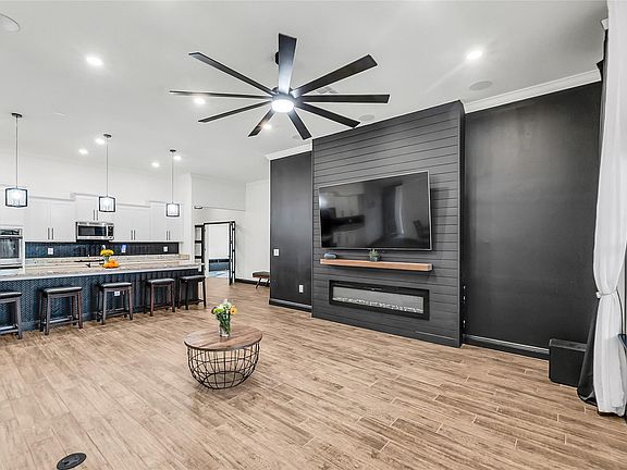 4th image of 415 SW Naftal Place