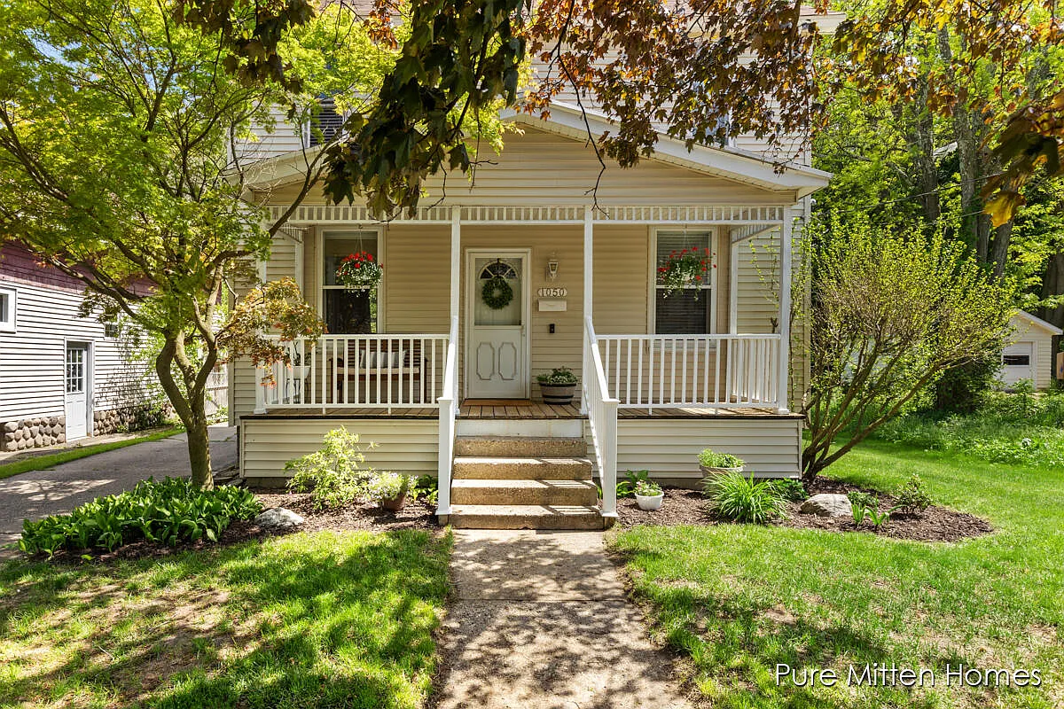 1050 Woodrow Ave NW photo 1