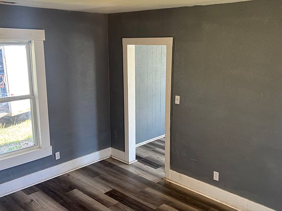 5th image of 924 E 2nd Ave #1
