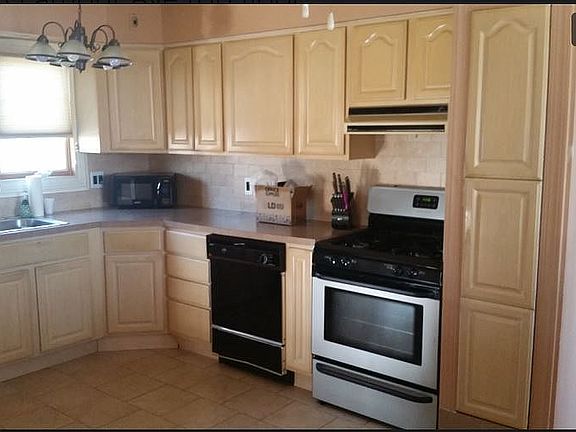 5th image of 588 Lamont Ave