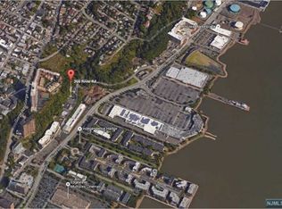 366 Old River Rd, Edgewater, NJ 07020