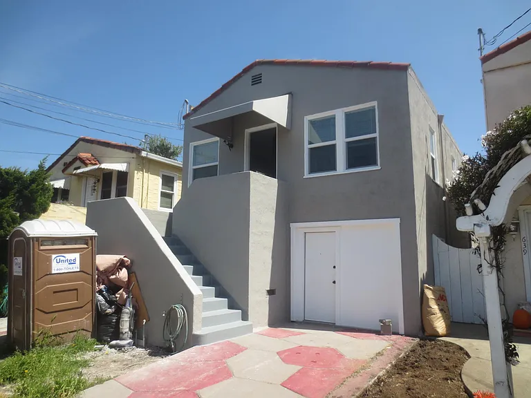 633 Kains Ave — Photo 1