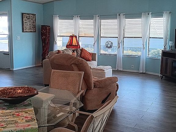 4th image of 5 Windward Dr