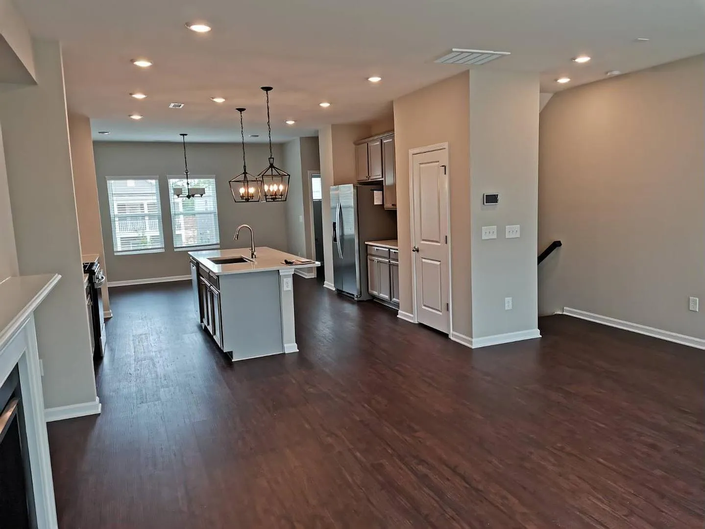 4 bed, 2.5 bath, 1889 sqft, $2,200 — Photo 2