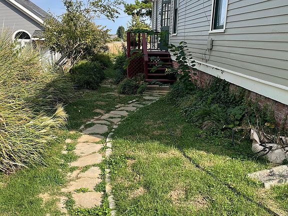 Private entrance from side yard